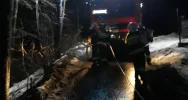 Dwie interwencje związane z silnym wiatrem. Drzewo spadło na dom - zdjęcie 5