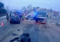 Zderzenie samochodu osobowego z busem - zdjęcie główne