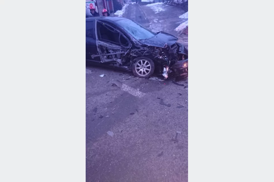 Zderzenie samochodu osobowego z busem - zdjęcie 2