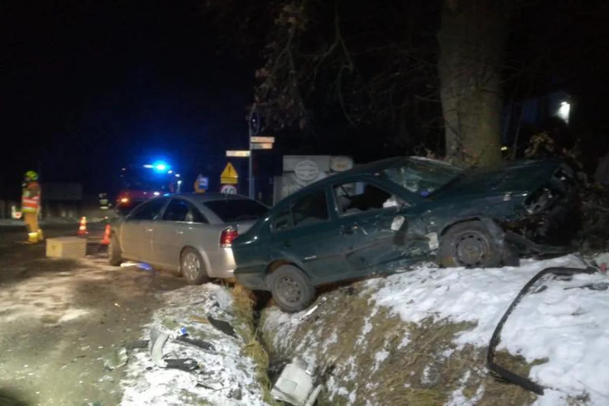 Opel zderzył się ze Skodą. Dwie osoby zabrano do szpitala