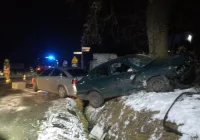 Opel zderzył się ze Skodą. Dwie osoby zabrano do szpitala - zdjęcie główne