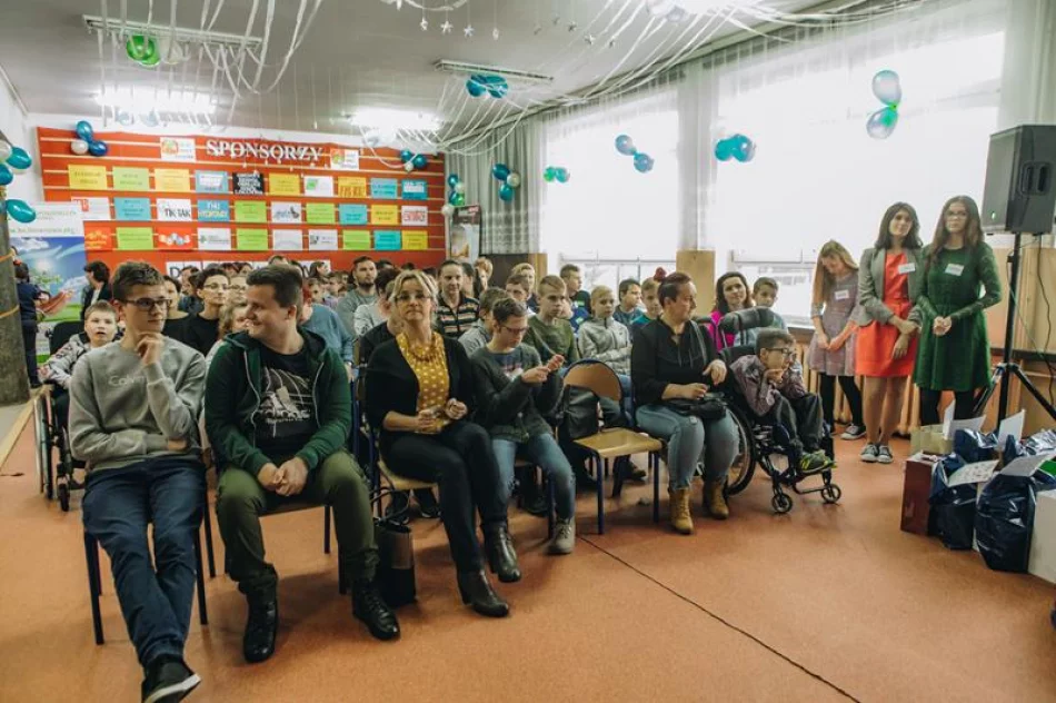 10. Miejsko - Gminny Bożonarodzeniowy Konkurs Plastyczny dla dzieci niepełnosprawnych - „Świąteczna choinka” - zdjęcie 14