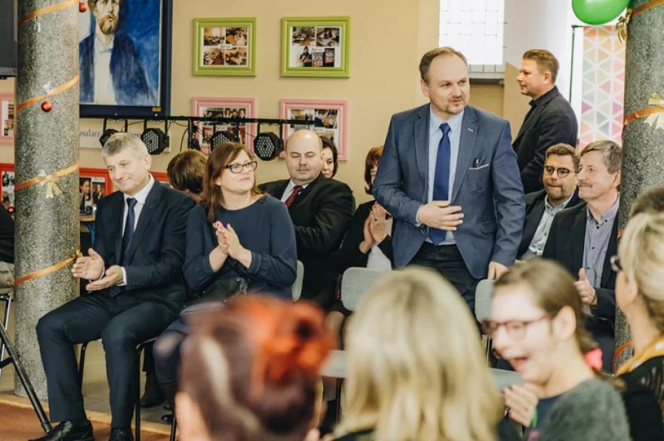 10. Miejsko - Gminny Bożonarodzeniowy Konkurs Plastyczny dla dzieci niepełnosprawnych - „Świąteczna choinka” - zdjęcie 17