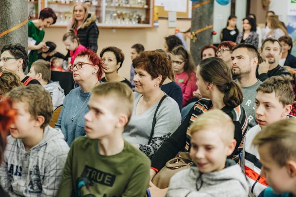 10. Miejsko - Gminny Bożonarodzeniowy Konkurs Plastyczny dla dzieci niepełnosprawnych - „Świąteczna choinka” - zdjęcie 19