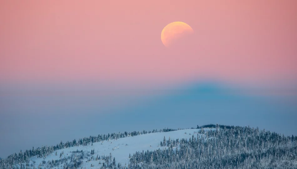 Zaćmienie Księżyca i wschód Słońca z wieży na Mogielicy  - zdjęcie 1