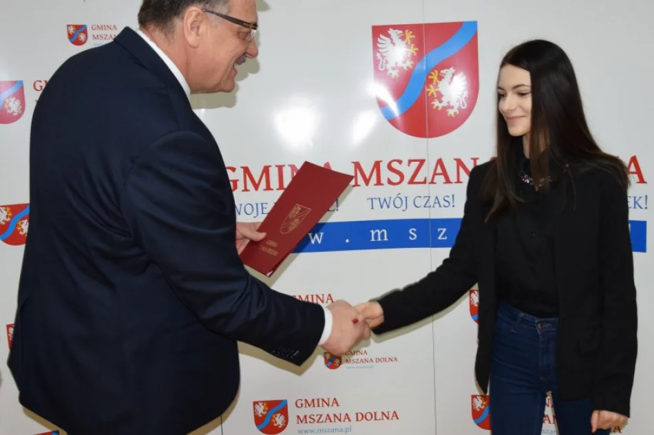 Wójt nagrodził młodą wokalistkę - zdjęcie 2