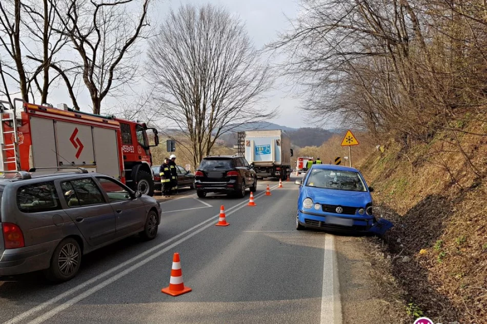 Auta zderzyły się przed mostem - zdjęcie 2