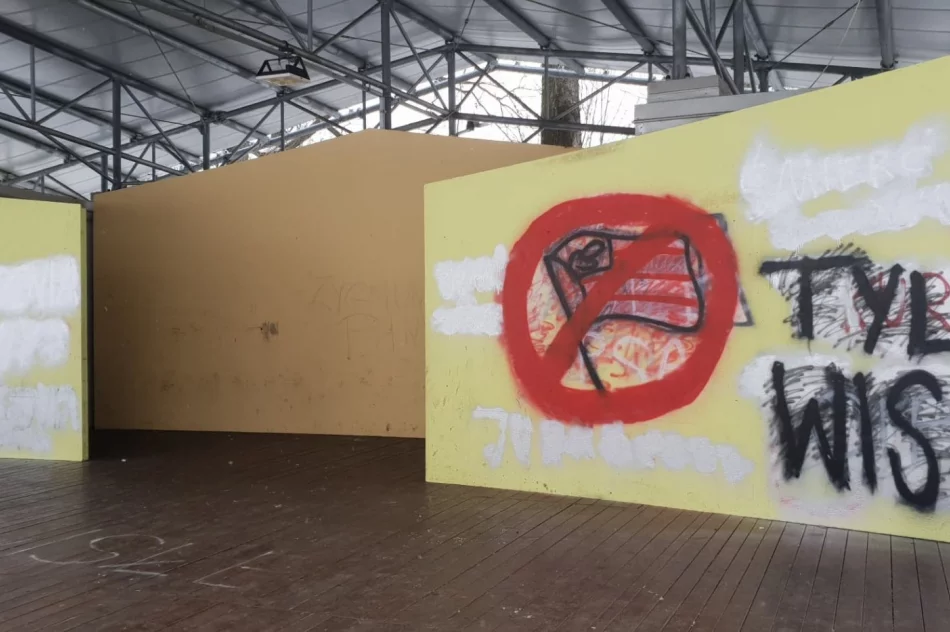 Muszla koncertowa straszy wulgarnym pseudograffiti - zdjęcie 2