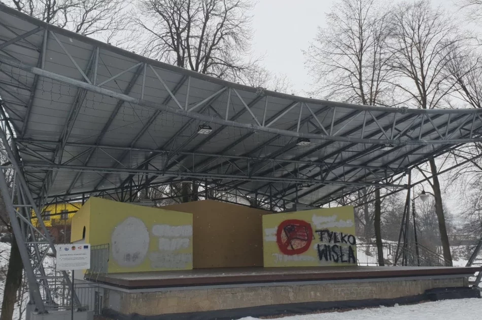 Muszla koncertowa straszy wulgarnym pseudograffiti - zdjęcie 4