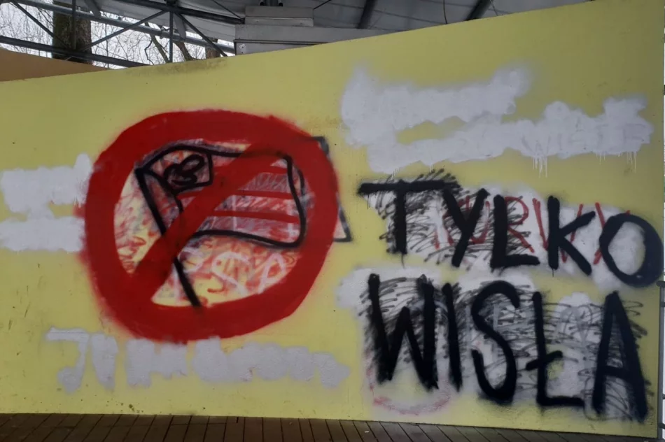 Muszla koncertowa straszy wulgarnym pseudograffiti - zdjęcie 5