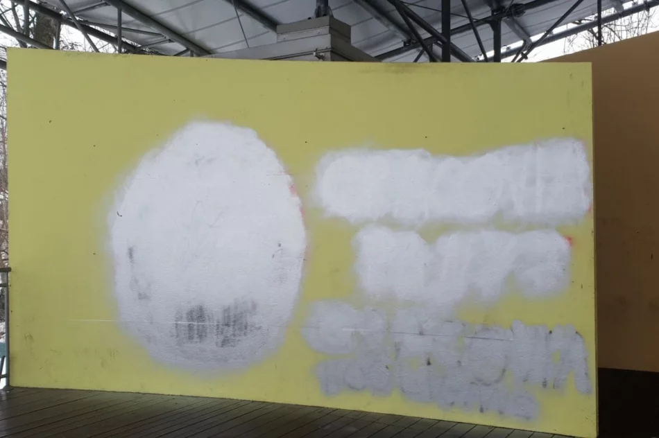 Muszla koncertowa straszy wulgarnym pseudograffiti - zdjęcie 7