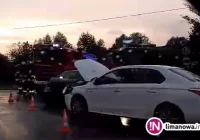 Zderzenie samochodów na skrzyżowaniu - zdjęcie główne