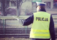 Nietrzeźwy, po wyroku, bez uprawnień, potrącił pieszą i uderzył w budynek - zdjęcie główne