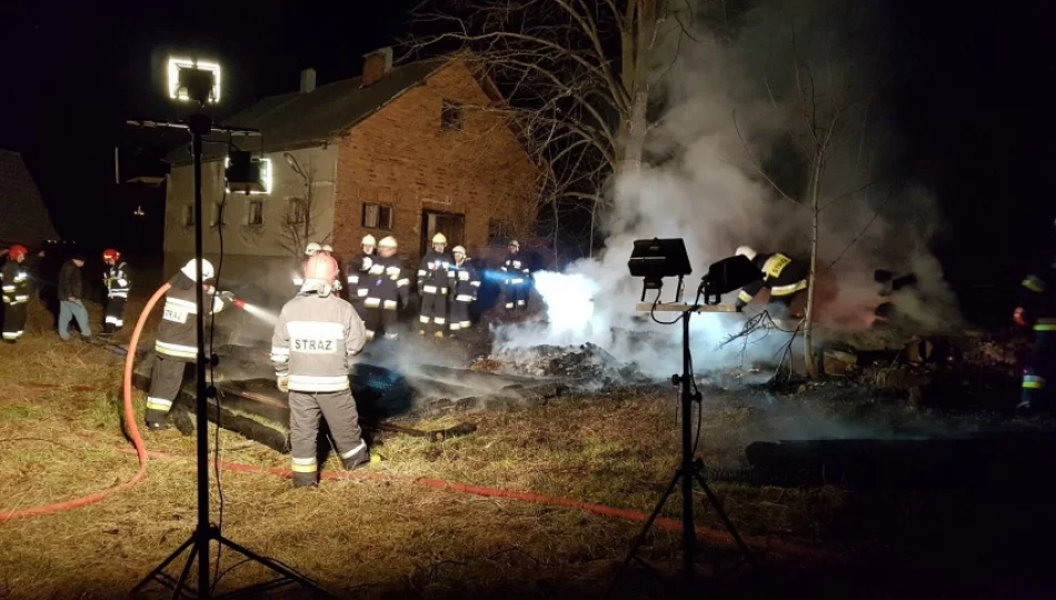 Podpalenie przyczyną nocnego pożaru. Z ogniem walczyło 37 strażaków - zdjęcie 1