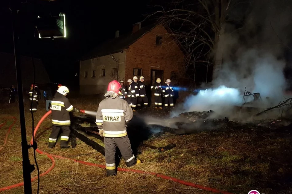 Podpalenie przyczyną nocnego pożaru. Z ogniem walczyło 37 strażaków - zdjęcie 3