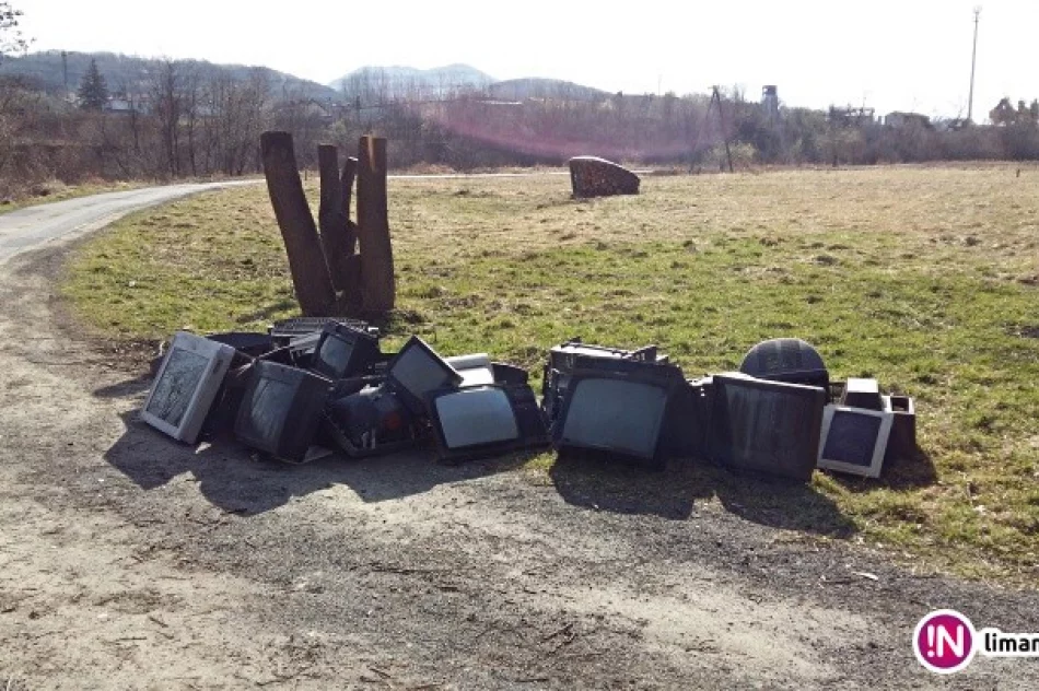 Został sam z problemem elektrośmieci, podrzuconymi nocą przy drodze - zdjęcie 2