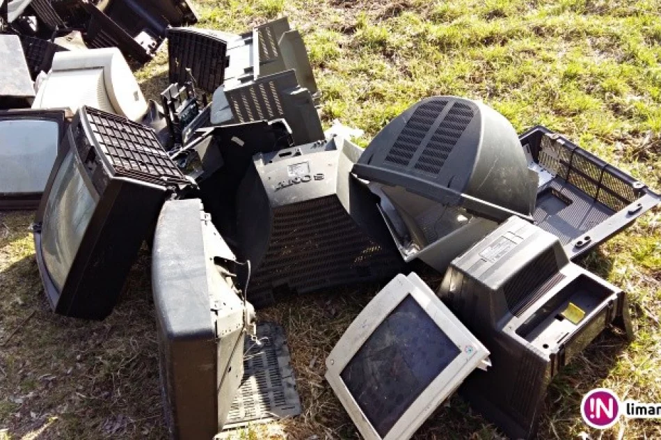 Został sam z problemem elektrośmieci, podrzuconymi nocą przy drodze - zdjęcie 3