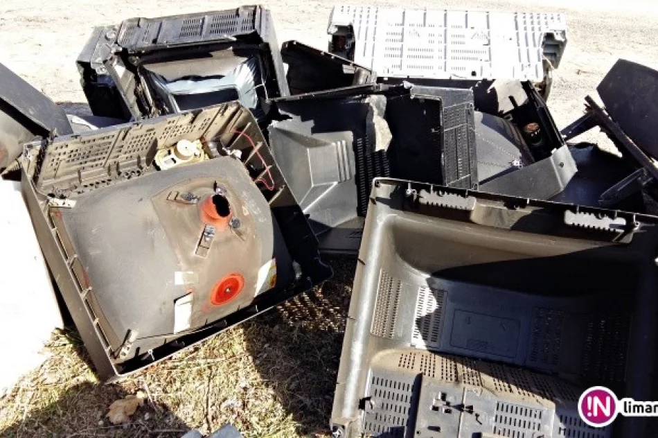 Został sam z problemem elektrośmieci, podrzuconymi nocą przy drodze - zdjęcie 4