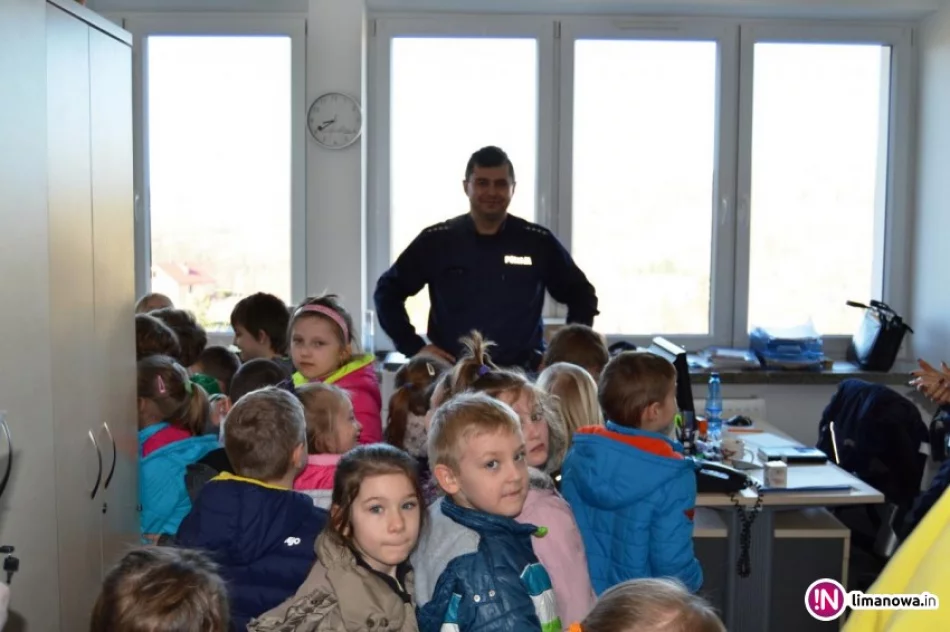 Dzieci z przedszkola poznawały specyfikę pracy policjantów - zdjęcie 2