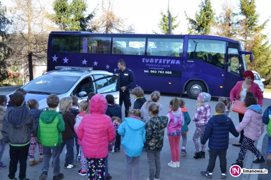 Dzieci z przedszkola poznawały specyfikę pracy policjantów - zdjęcie 3