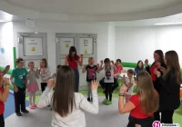 Uczniowie-wolontariusze z darami dla młodych pacjentów w Prokocimiu - zdjęcie główne