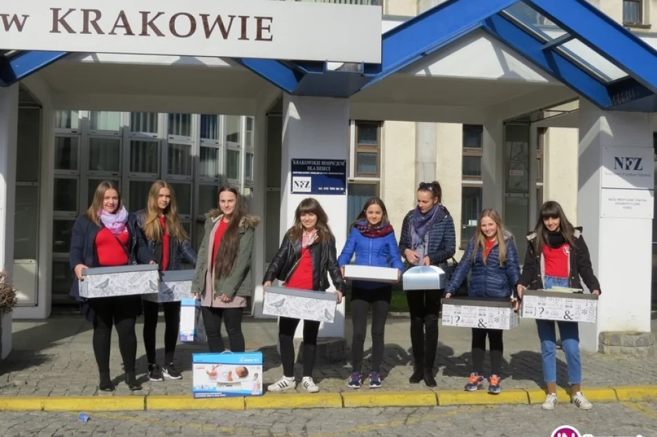 Uczniowie-wolontariusze z darami dla młodych pacjentów w Prokocimiu - zdjęcie 3