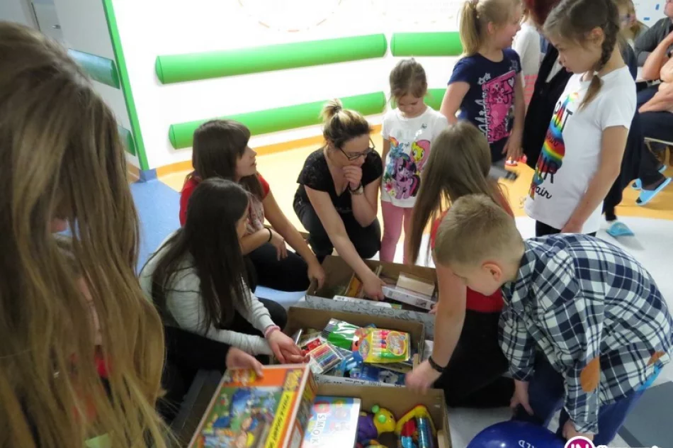 Uczniowie-wolontariusze z darami dla młodych pacjentów w Prokocimiu - zdjęcie 4