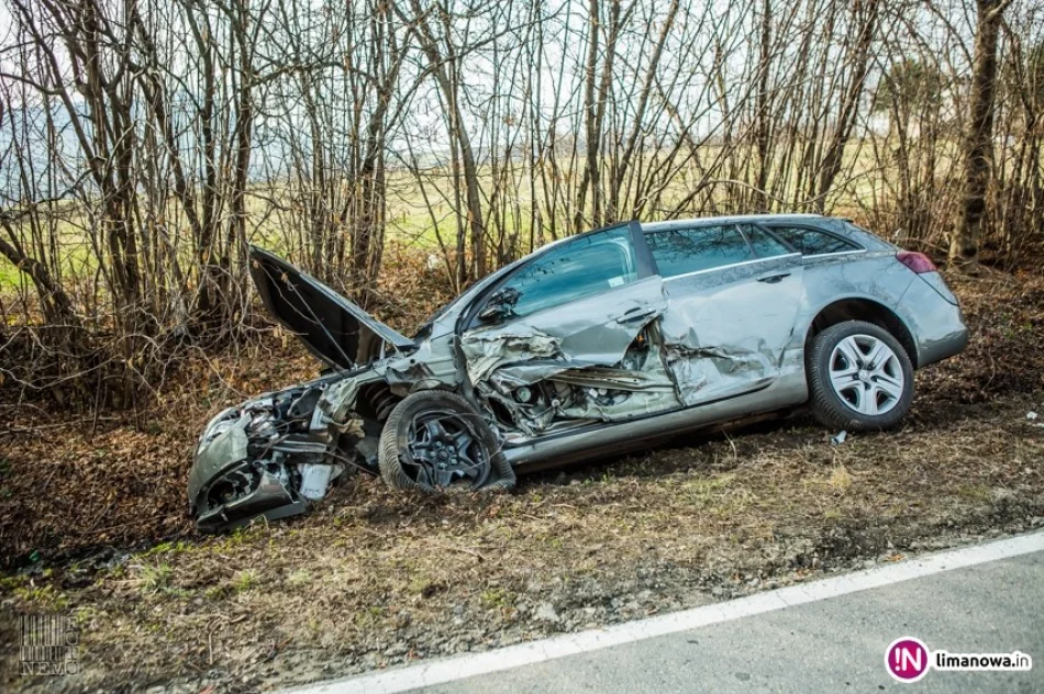 Groźnie wyglądające zderzenie aut. Dwie osoby w szpitalu (wideo) - zdjęcie 2