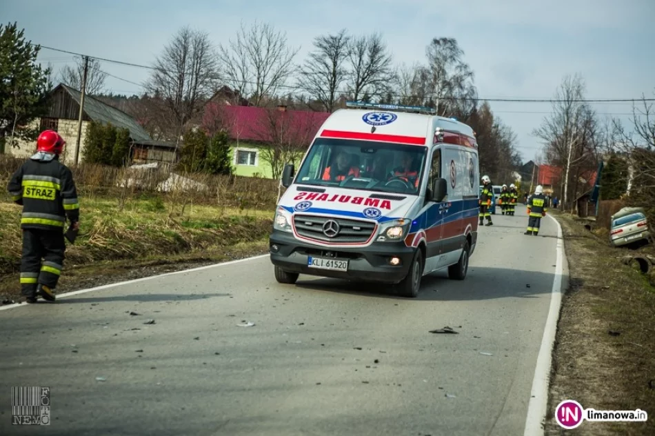 Groźnie wyglądające zderzenie aut. Dwie osoby w szpitalu (wideo) - zdjęcie 3