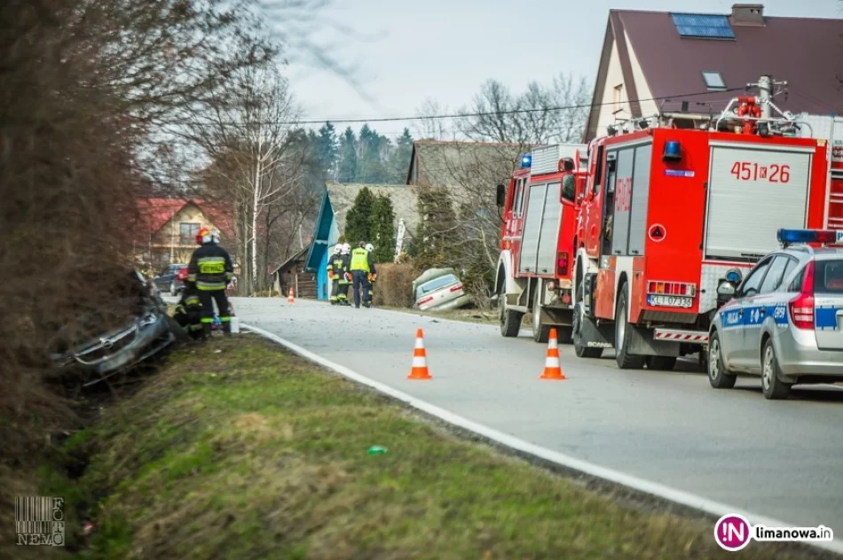 Groźnie wyglądające zderzenie aut. Dwie osoby w szpitalu (wideo) - zdjęcie 4