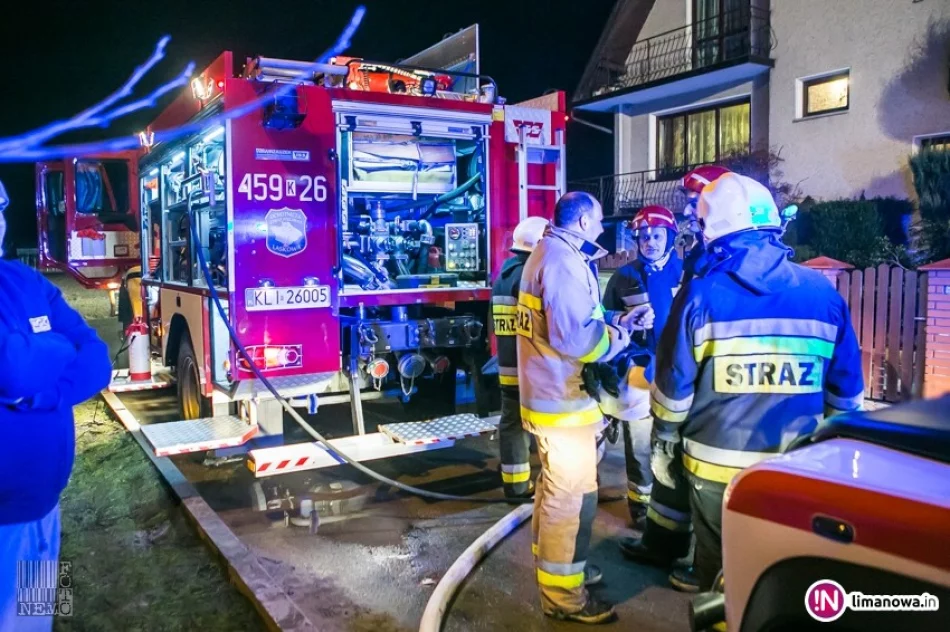 34 strażaków gasiło pożar w stolarni (wideo) - zdjęcie 2