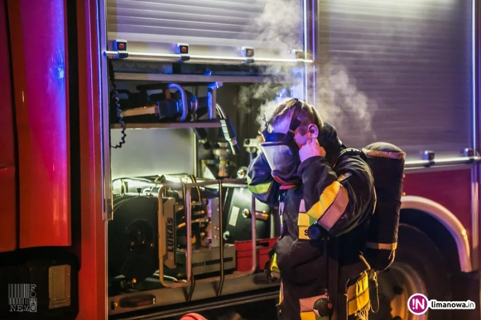 34 strażaków gasiło pożar w stolarni (wideo) - zdjęcie 3