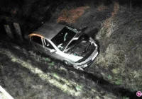 Samochód osobowy wypadł z drogi - zdjęcie główne