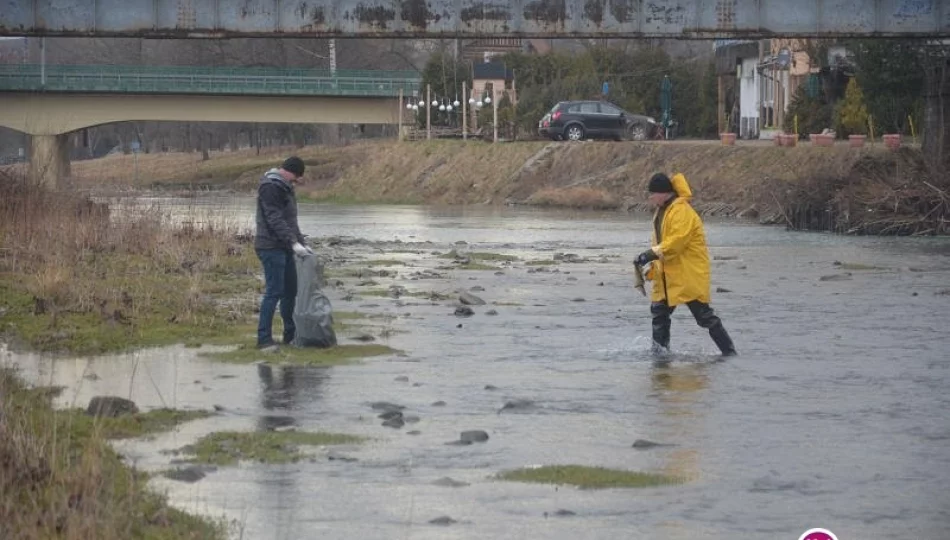 25 osób sprzątało rzekę. Ludzie wyrzucają nawet poremontowe śmieci - zdjęcie 1