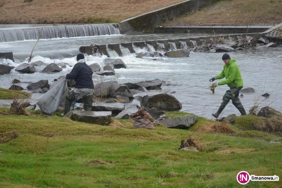 25 osób sprzątało rzekę. Ludzie wyrzucają nawet poremontowe śmieci - zdjęcie 2