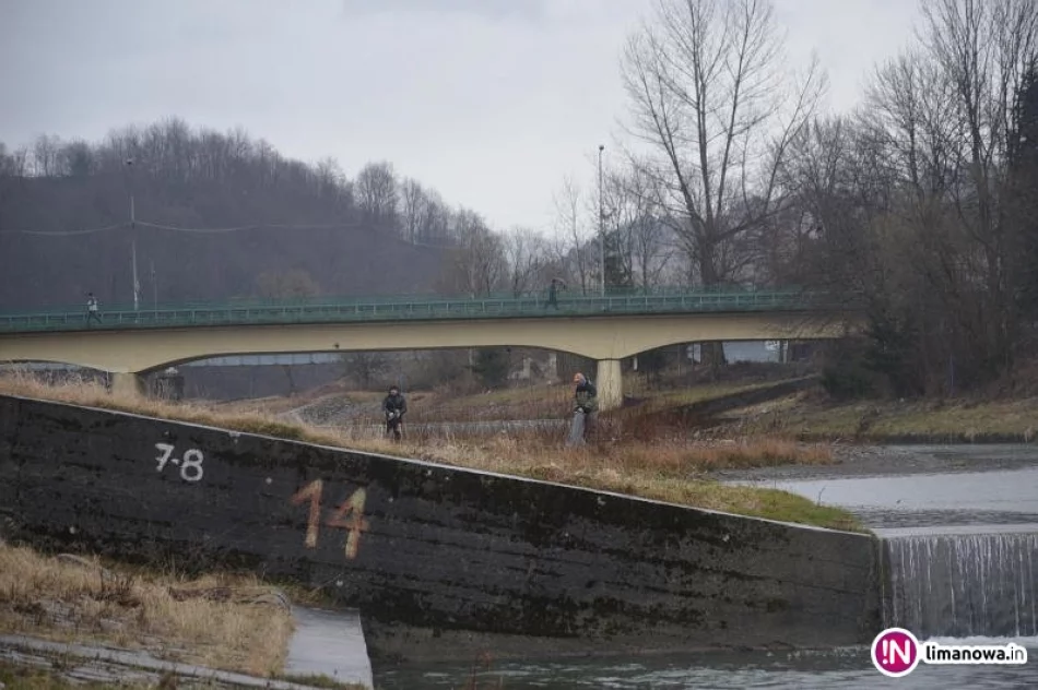 25 osób sprzątało rzekę. Ludzie wyrzucają nawet poremontowe śmieci - zdjęcie 3