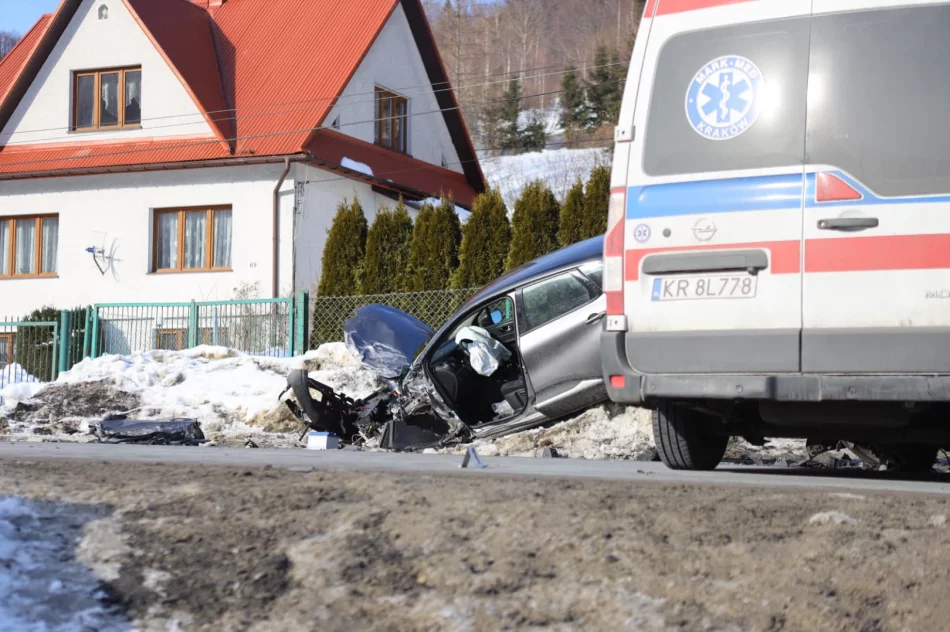 Samochód zderzył się z karetką - jedna osoba ranna - zdjęcie 2