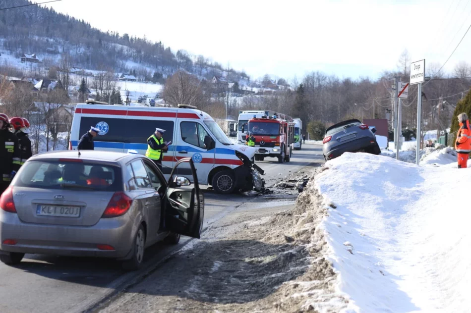 Samochód zderzył się z karetką - jedna osoba ranna - zdjęcie 3