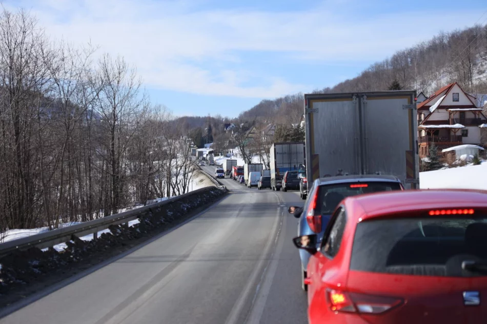 Samochód zderzył się z karetką - jedna osoba ranna - zdjęcie 4