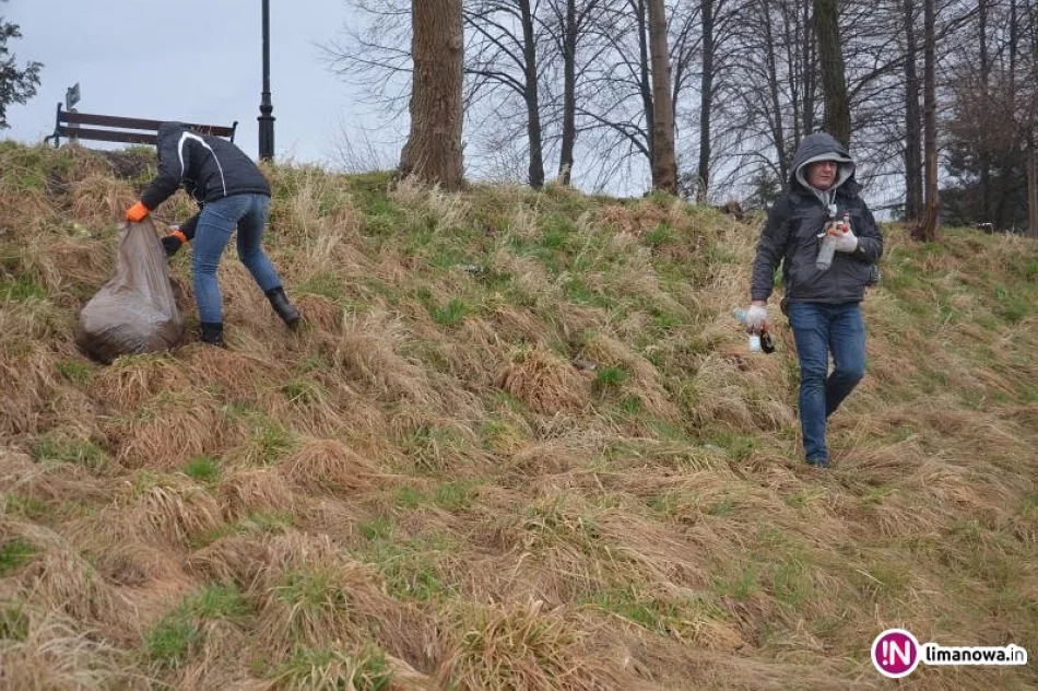25 osób sprzątało rzekę. Ludzie wyrzucają nawet poremontowe śmieci - zdjęcie 4