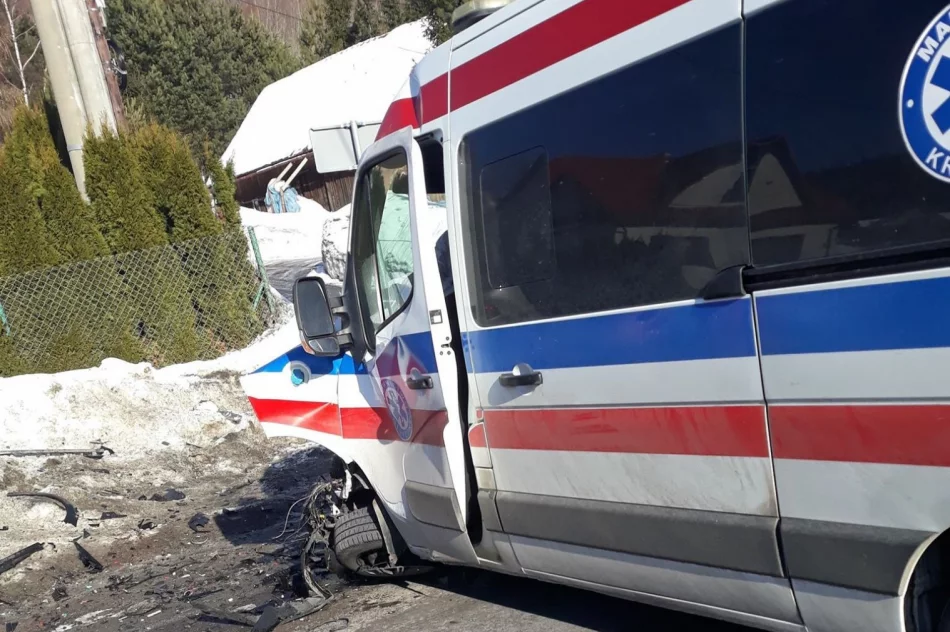 Samochód zderzył się z karetką - jedna osoba ranna - zdjęcie 5