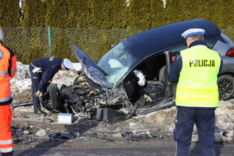 Samochód zderzył się z karetką - jedna osoba ranna - zdjęcie 6