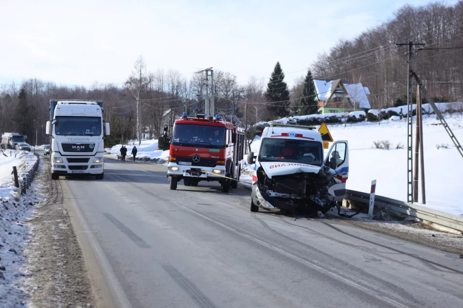 Samochód zderzył się z karetką - jedna osoba ranna - zdjęcie 7