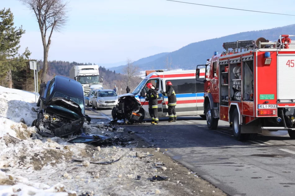 Samochód zderzył się z karetką - jedna osoba ranna - zdjęcie 8