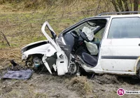 Ford wypadł z drogi i uderzył w przepust. Kierowcę wydobywali strażacy - zdjęcie główne