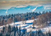 Mimo opadów śniegu w górach bardzo trudne warunki - zdjęcie główne