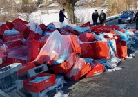 Mięso wypadło z naczepy na jezdnię - zdjęcie główne