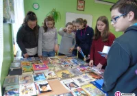 Dostali ponad 70 książek ze szkół przy amerykańskich bazach wojskowych - zdjęcie główne