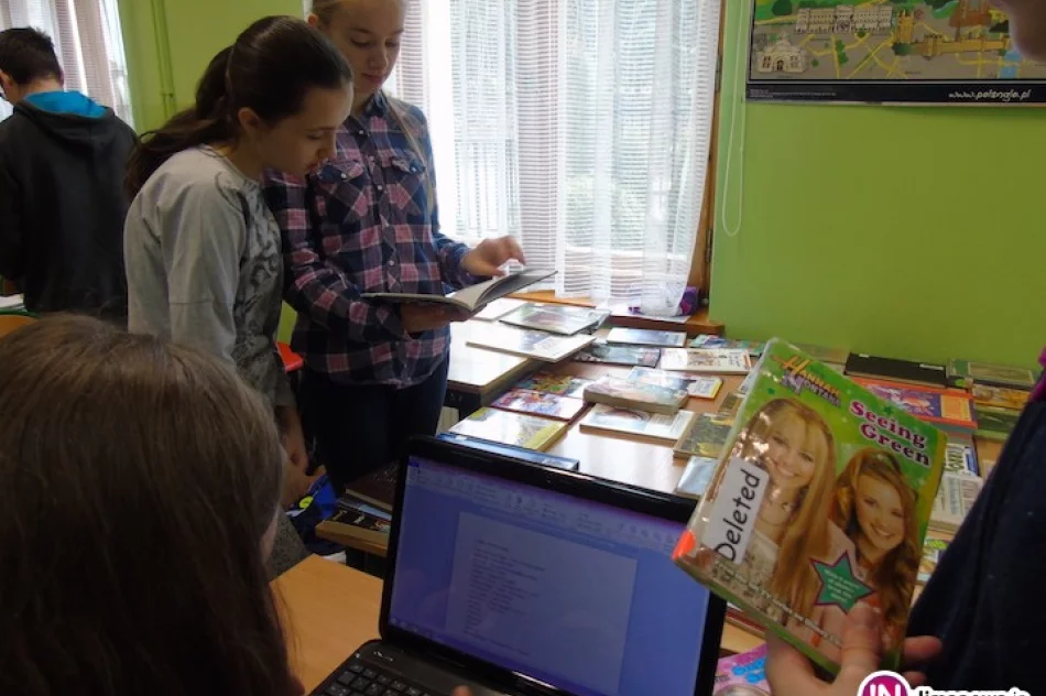 Dostali ponad 70 książek ze szkół przy amerykańskich bazach wojskowych - zdjęcie 2