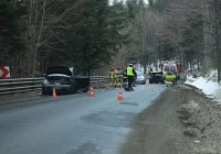 Zderzenie dwóch aut, jedna osoba w szpitalu - zdjęcie główne
